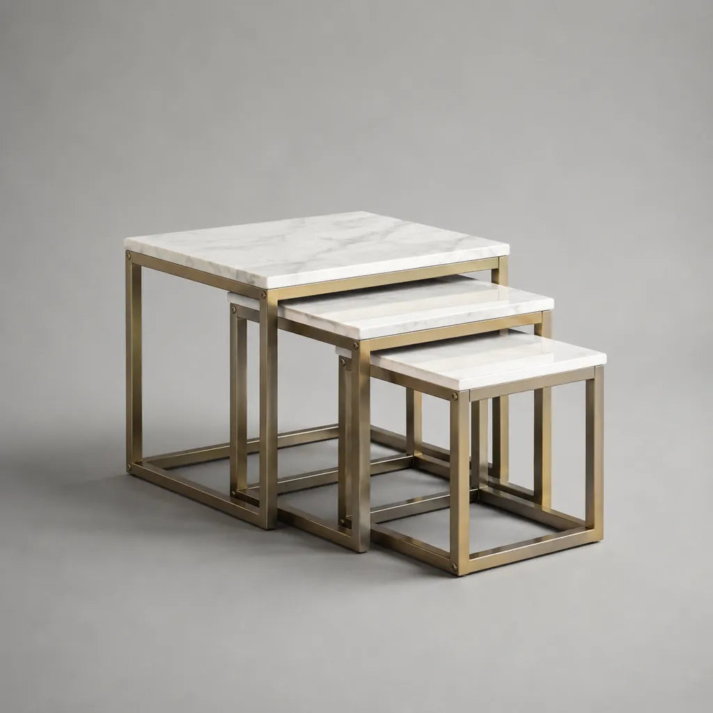 Set di 3 tavolini laterali rettangolari a incastro in pietra sinterizzata e acciaio, bianco e ottone, 50 × 40 × 55 cm, 42 × 35 × 46 cm e 34 × 30 × 37 cm