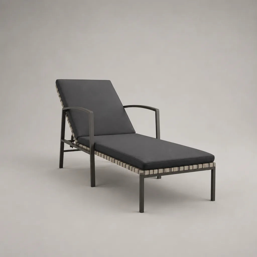 Lettino prendisole regolabile in acciaio con braccioli e cuscino in poliestere grigio antracite, 195 x 68 x 95 cm