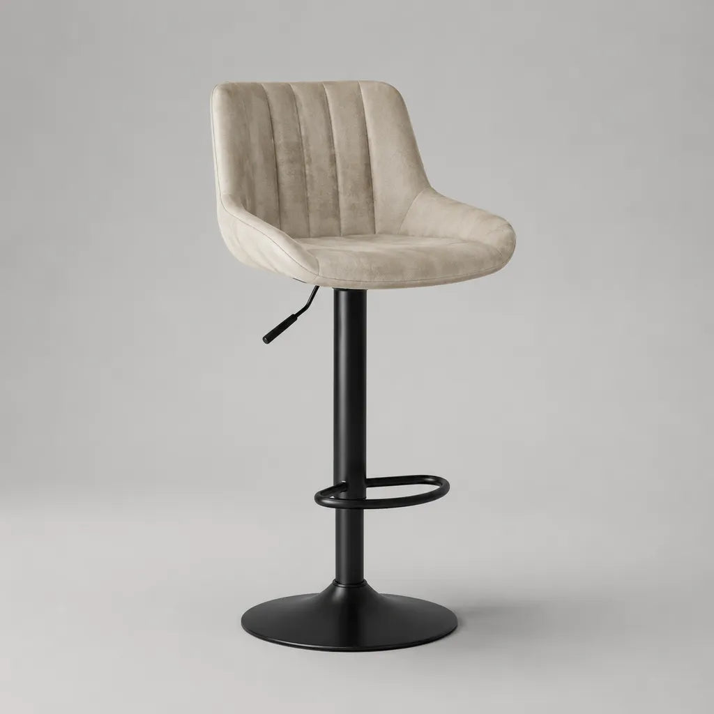 Sgabello da bar girevole e regolabile in velluto beige con schienale, poggiapiedi e base in acciaio nero, 50 x 48 x 83-105 cm